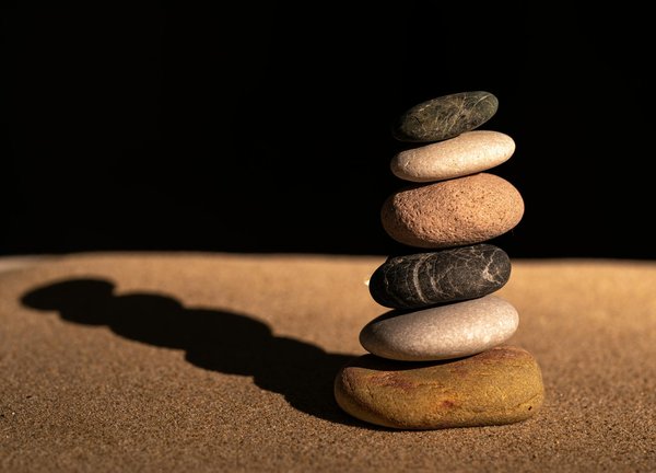 Les bienfaits surprenants du yoga pour apaiser les douleurs chroniques des seniors : un guide incontournable