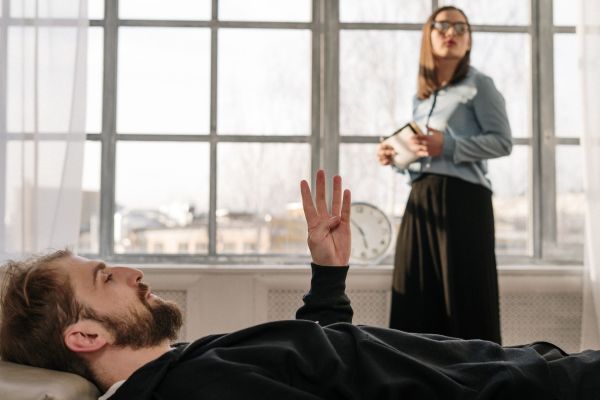 Découvrez comment l'hypnothérapie à Belleville atténue le stress